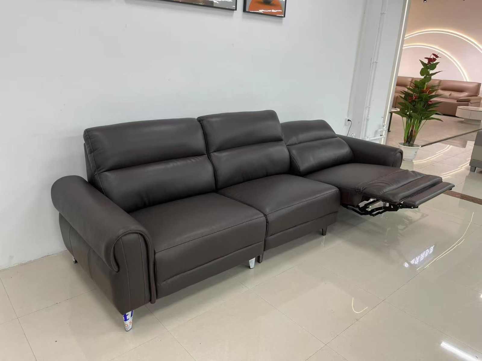 直排沙发，皮沙发，软体沙发，型号：8906# 尺寸：3米直排 颜色：深粽色 材质：电动功能沙发，加厚生态真皮，实木框架，底架拉功能簧，高回弹海绵，加厚加粗碳素钢脚。(图1)